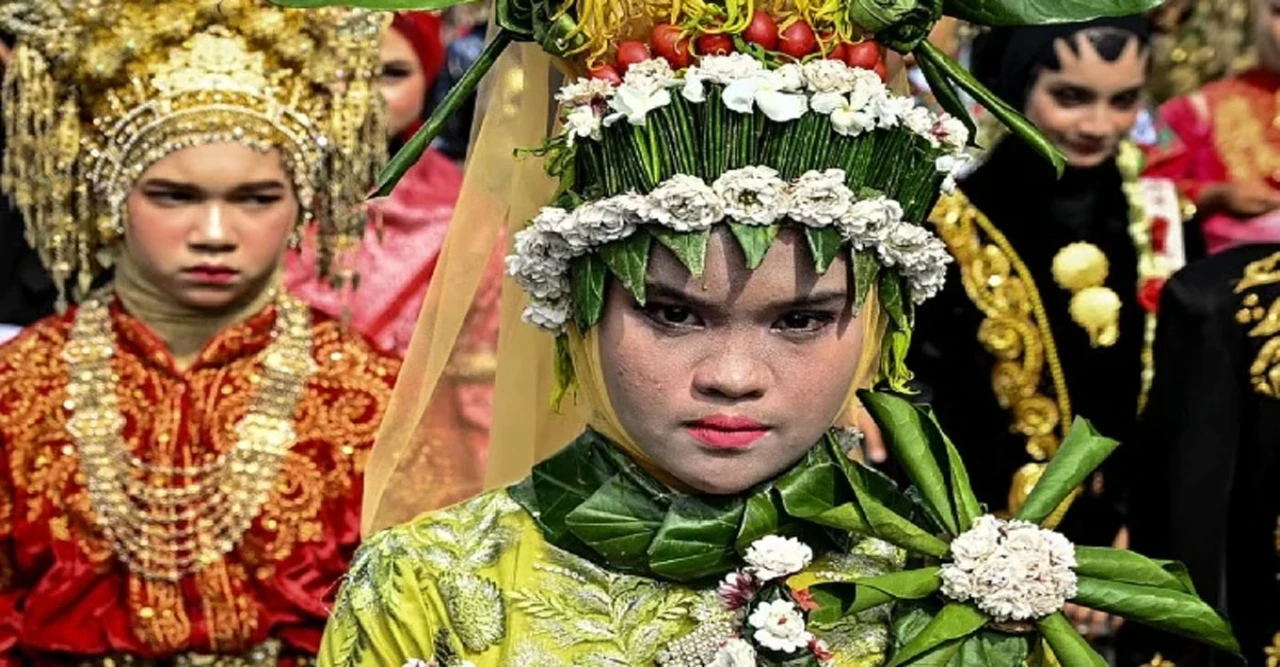 ইন্দোনেশিয়ায় স্বাধীনতা দিবসের উৎসবে পুরুষদের নারী পোশাক পরায় নিষেধাজ্ঞা ইসলামি সংস্থার