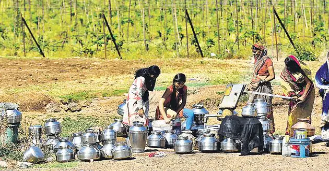 গোটা গ্রামে একটিমাত্র হ্যান্ডপাম্প সচল! দূরদূরান্ত থেকে পাত্র নিয়ে এসে জলের লাইন মধ্যপ্রদেশ জুড়ে