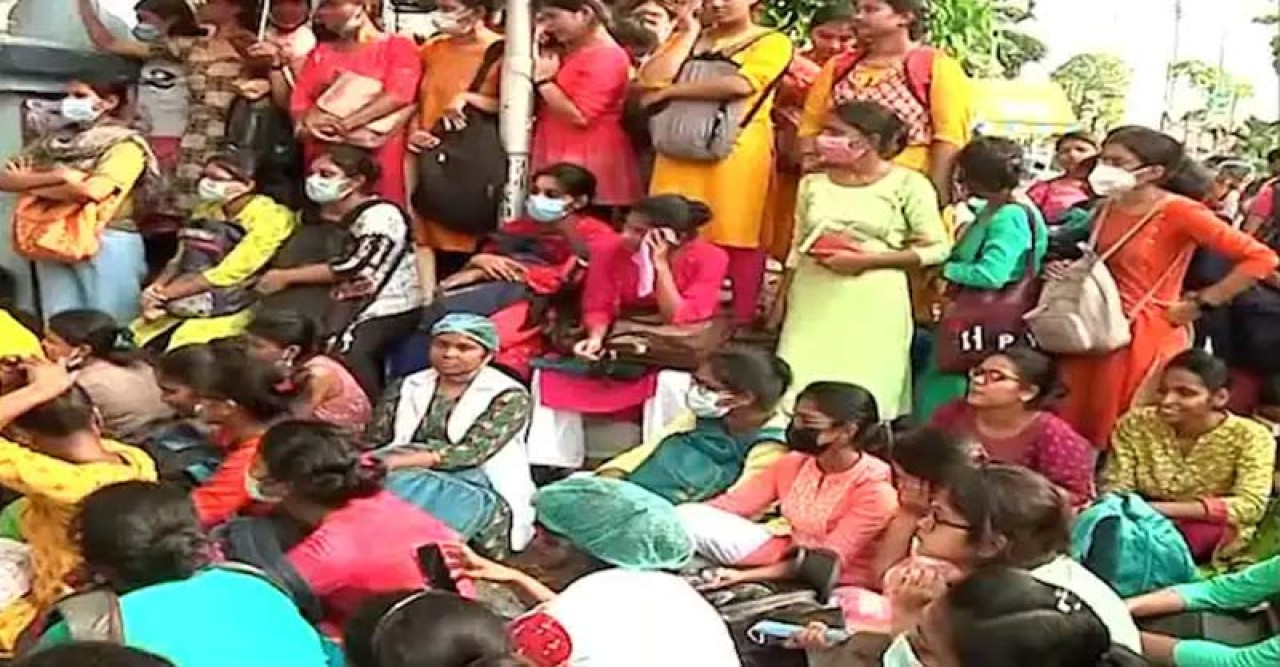 বৃষ্টি মাথায় ফের স্বাস্থ্যভবনের সামনে বিক্ষোভে নার্সিং চাকরিপ্রার্থীরা, পুলিশের সঙ্গে ধস্তাধস্তি