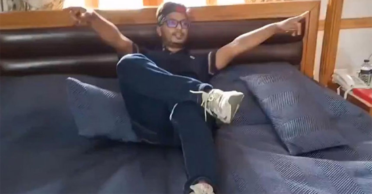 রাজধানীজুড়ে লাখো মানুষের বিজয় উল্লাস, গণভবন ও প্রধানমন্ত্রীর কার্যালয়ে হাজারো মানুষ