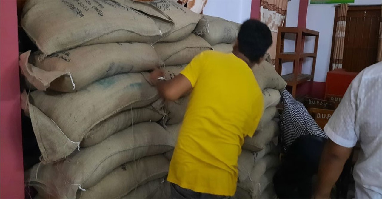 বিরামপুরে পরিষদ ভবনের বদ্ধ ঘর থেকে ৫৭ বস্তা সরকারি চাল উদ্ধার