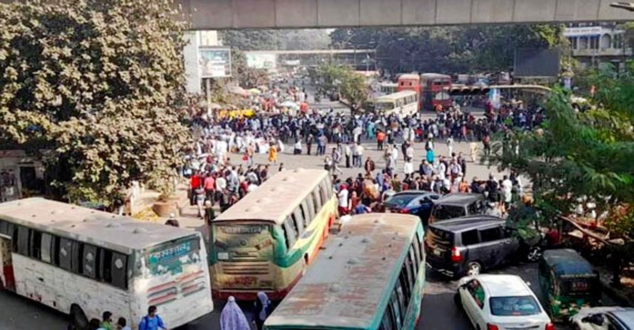 ভাতা বৃদ্ধির দাবীতে শাহবাগে সড়ক অবরোধ করেছেন চিকিৎসকরা