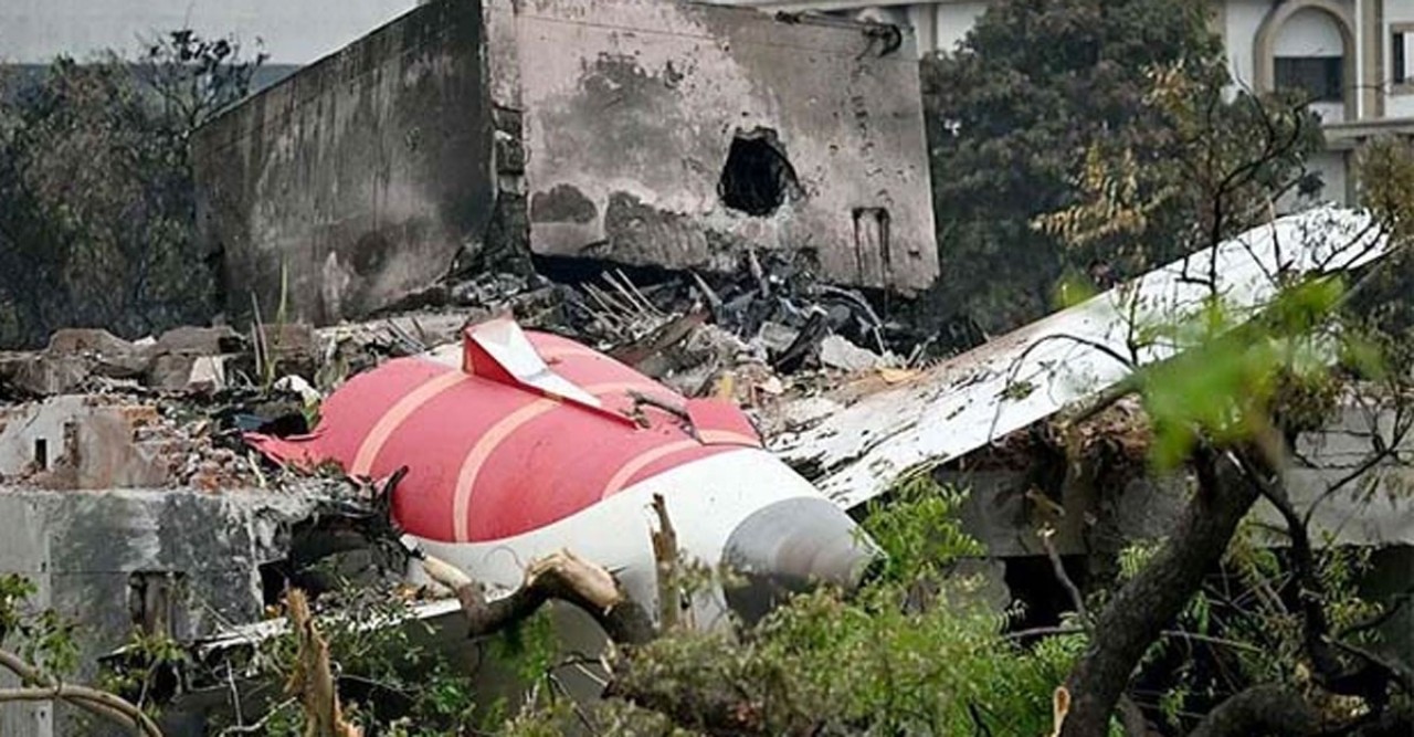 আহমেদাবাদে এয়ার ইন্ডিয়া দুর্ঘটনা: ককপিটের কথোপকথনে উঠে এলো জ্বালানি বন্ধের রহস্য!