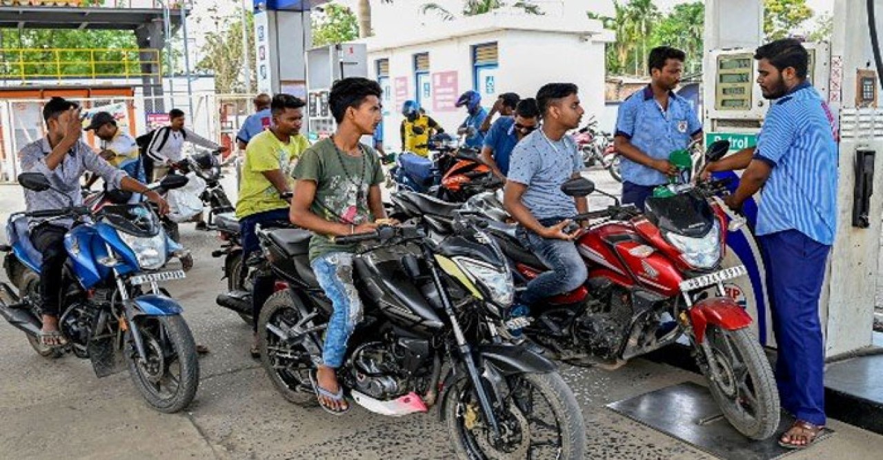 জ্বালানির দামবৃদ্ধির জেরে ভাড়া বাড়ানোর দাবি, সপ্তাহের প্রথম দিনেই রাজধানীতে পরিবহণ ধর্মঘট