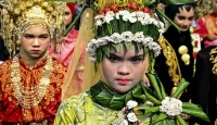 ইন্দোনেশিয়ায় স্বাধীনতা দিবসের উৎসবে পুরুষদের নারী পোশাক পরায় নিষেধাজ্ঞা ইসলামি সংস্থার