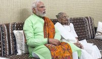 গুজরাটে ভোটের আবহে মায়ের সঙ্গে ‘চায়ে পে আড্ডা’ মোদির, ভিডিও ভাইরাল