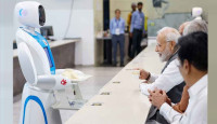 ভারতের প্রধানমন্ত্রী মোদীকে চা খেতে দিল রোবট! 
