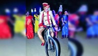 সাইকেলে বর, হাঁটলেন বরযাত্রীরা! পাত্র বললেন, ‘এ আমার প্রতিবাদ’
